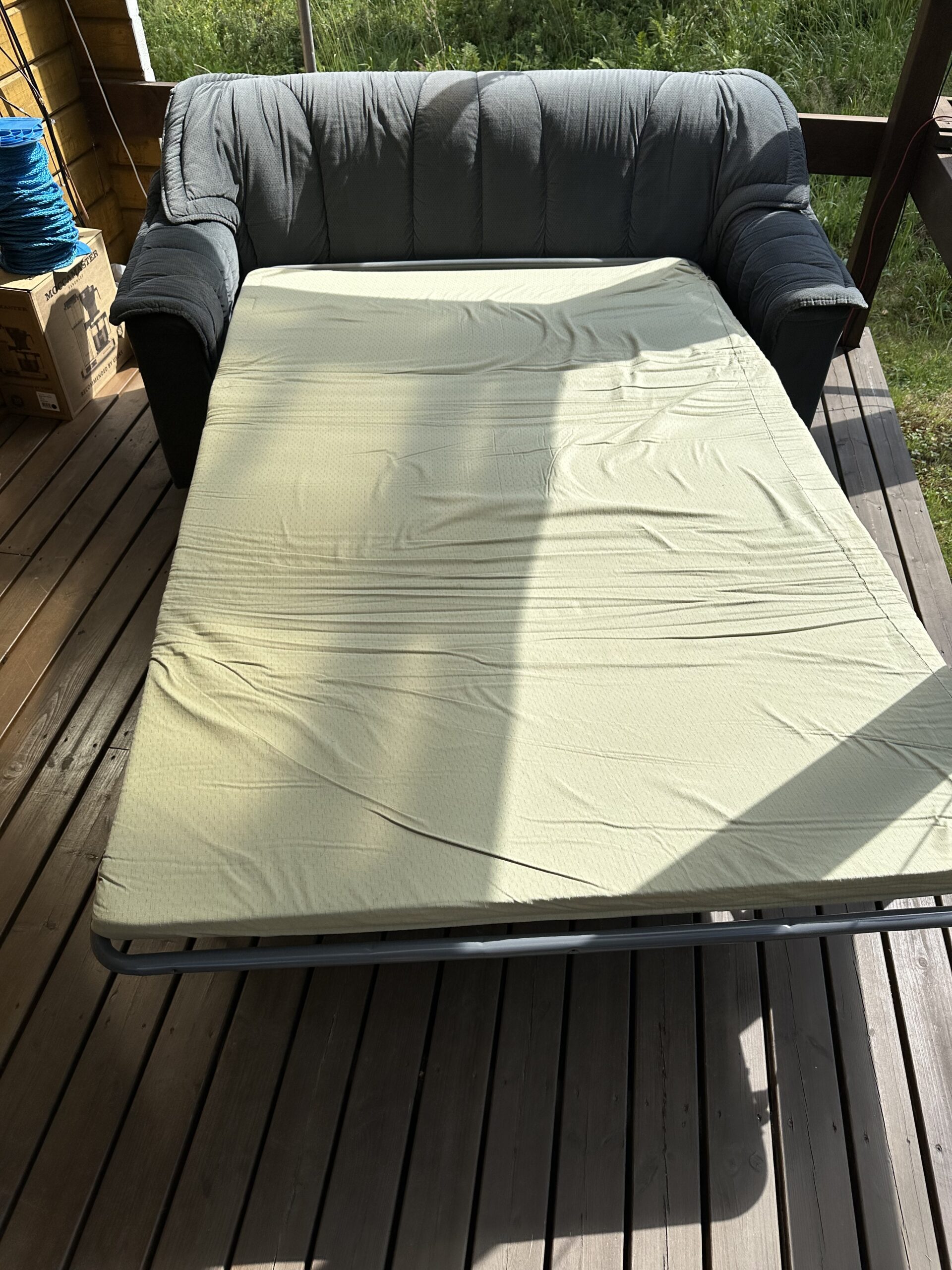 Hyvä 2 istuttava vuodesohva