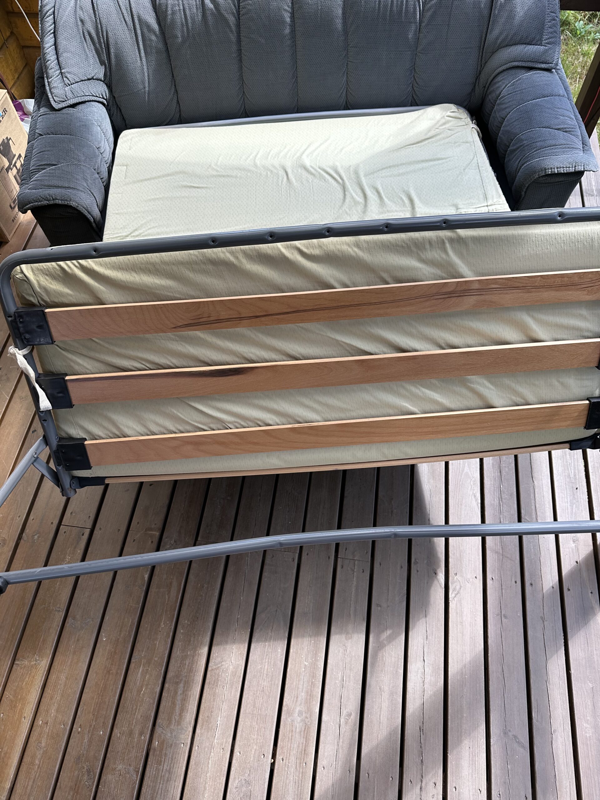 Hyvä 2 istuttava vuodesohva