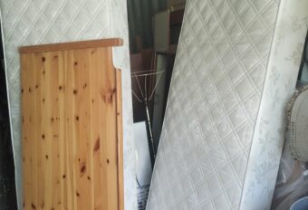 Large and small set of drawers, coffee table, carpets, curtains