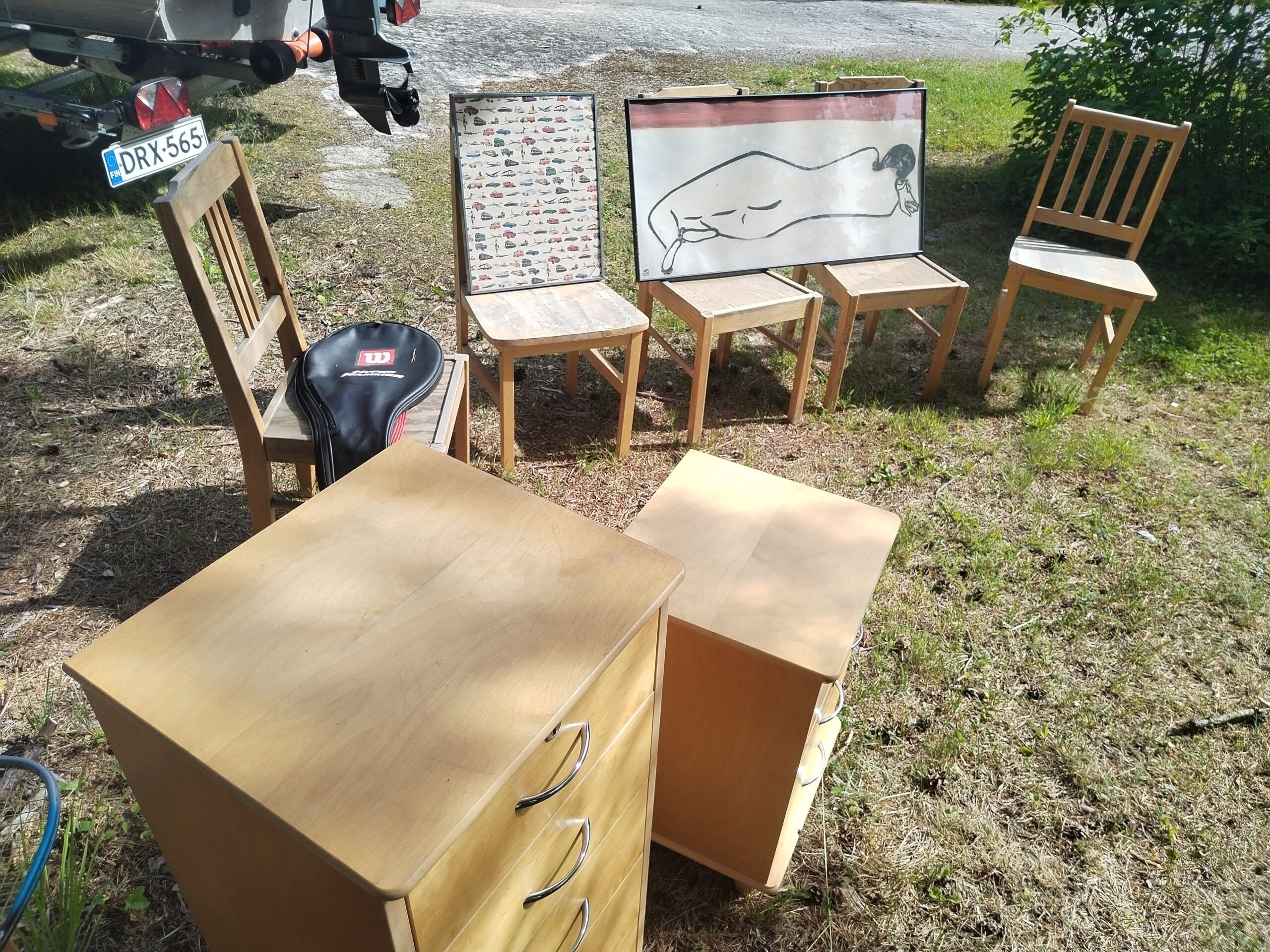 Large and small set of drawers, coffee table, carpets, curtains