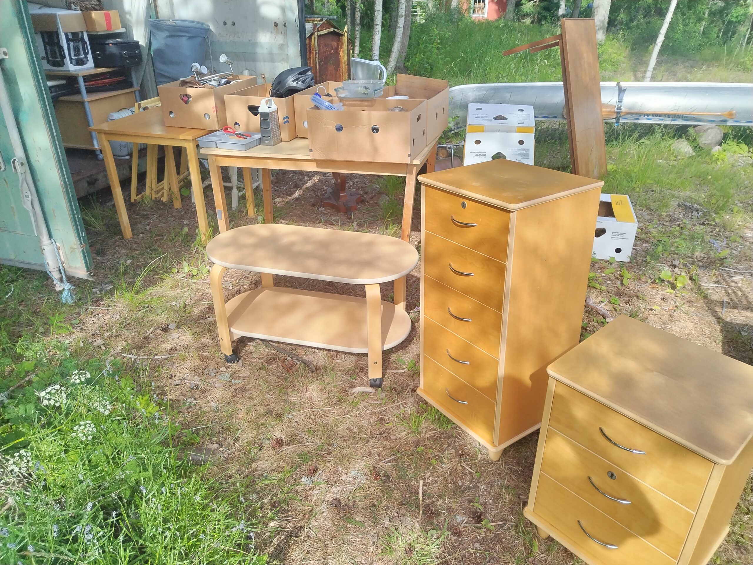 Large and small set of drawers, coffee table, carpets, curtains