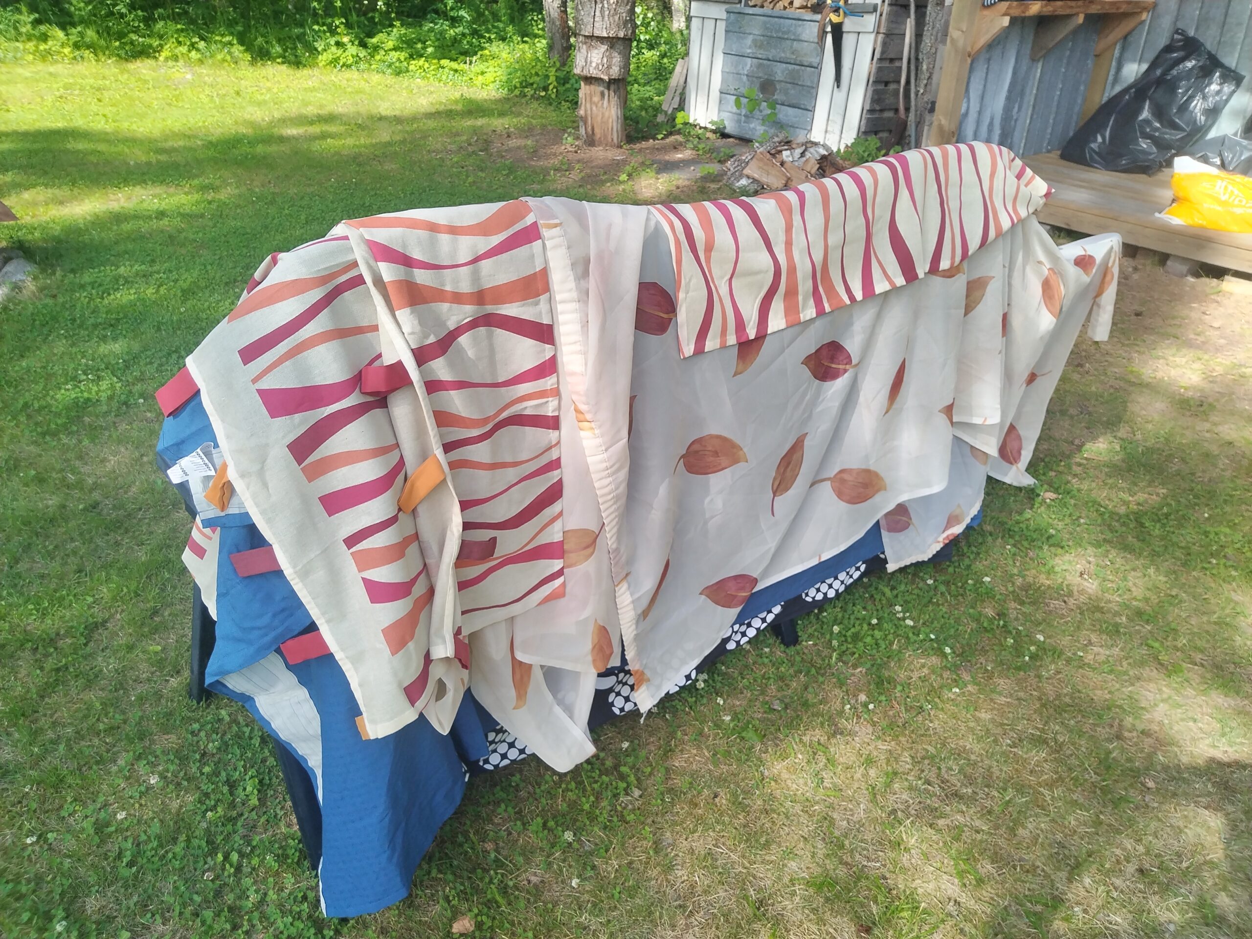 Large and small set of drawers, coffee table, carpets, curtains