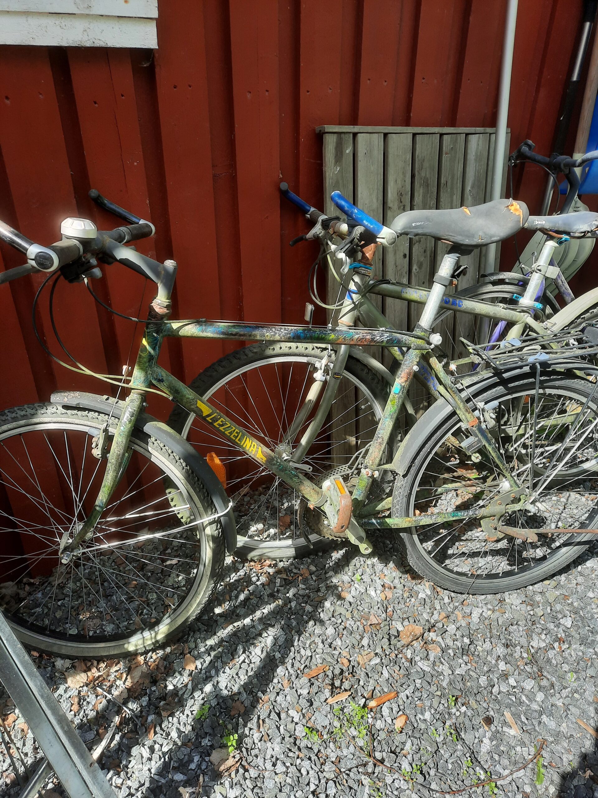 3 polkupyörää annetaan